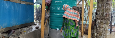 Familie reinigt Wassertank