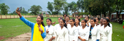 Gruppe von Jugendlichen macht Selfie