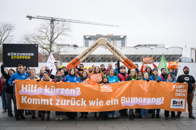 Protestaktion vor dem Bundestag mit Bumerang