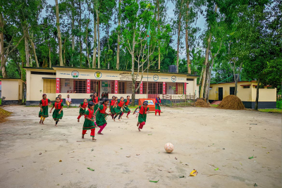 Mädchen spielen Fußball Mädchen spielen Fußball