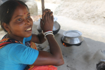 Genug zu essen – jeden Tag: Rupali Ekka an der Kochstelle in ihrem Hof.