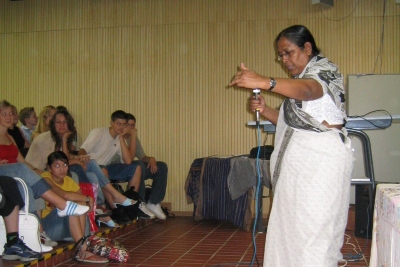 Begum Rokeya bei ihrem Besuch am MEG 